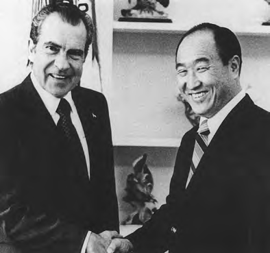 Rev. Sun Myung Moon shaking hands with President Richard Nixon