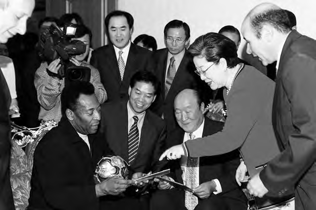 Pelé visiting the Moons at their residence in Hannam-Dong, Seoul